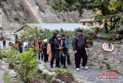 大渡河畔绘新景 四川甘孜乡村释放文旅活力