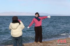 初冬时节 “高原蓝宝石”青海湖景色优美
